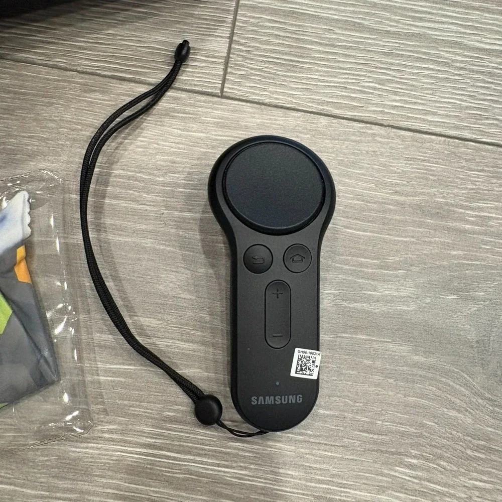 Samsung Gear VR SM-R323 Oculus Headset With Controller & Carrying‎ Case Black